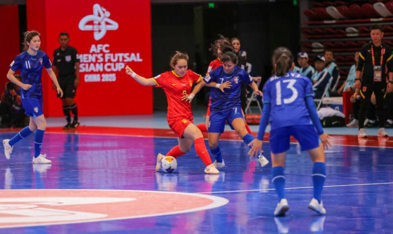 亚洲女子足球比赛中，中国队表现出色