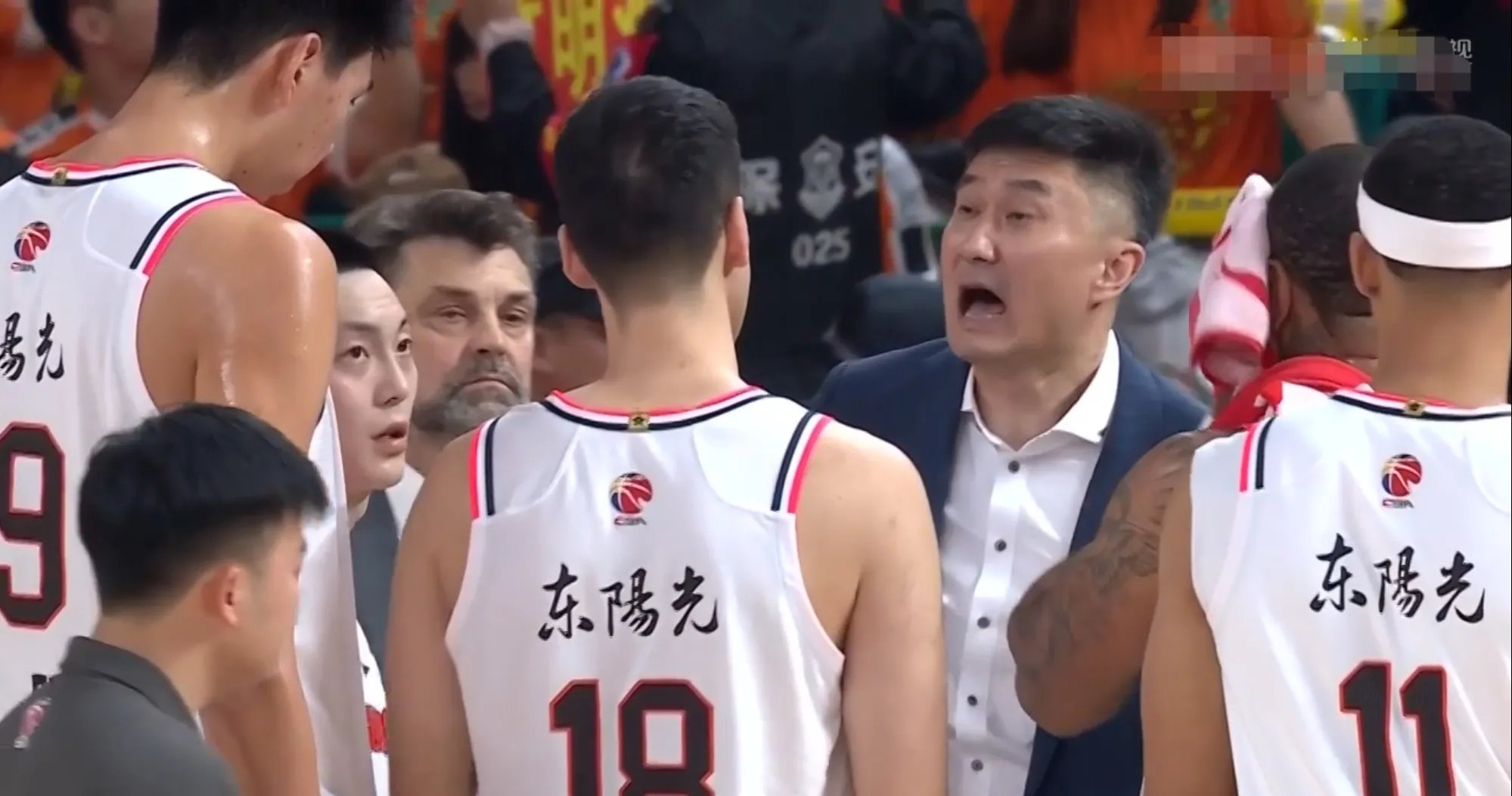 两队激烈对抗，篮球场上火药味十足的简单介绍