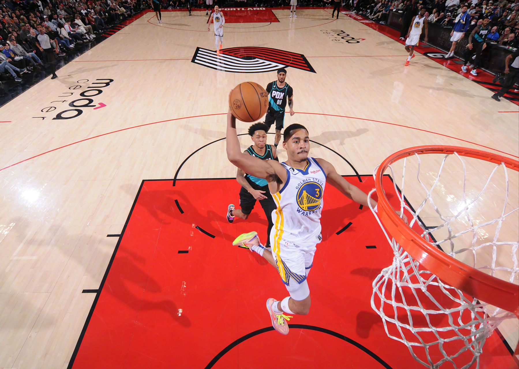 开拓者客场惜败猛龙，利拉德砍下35分无助球队逆转