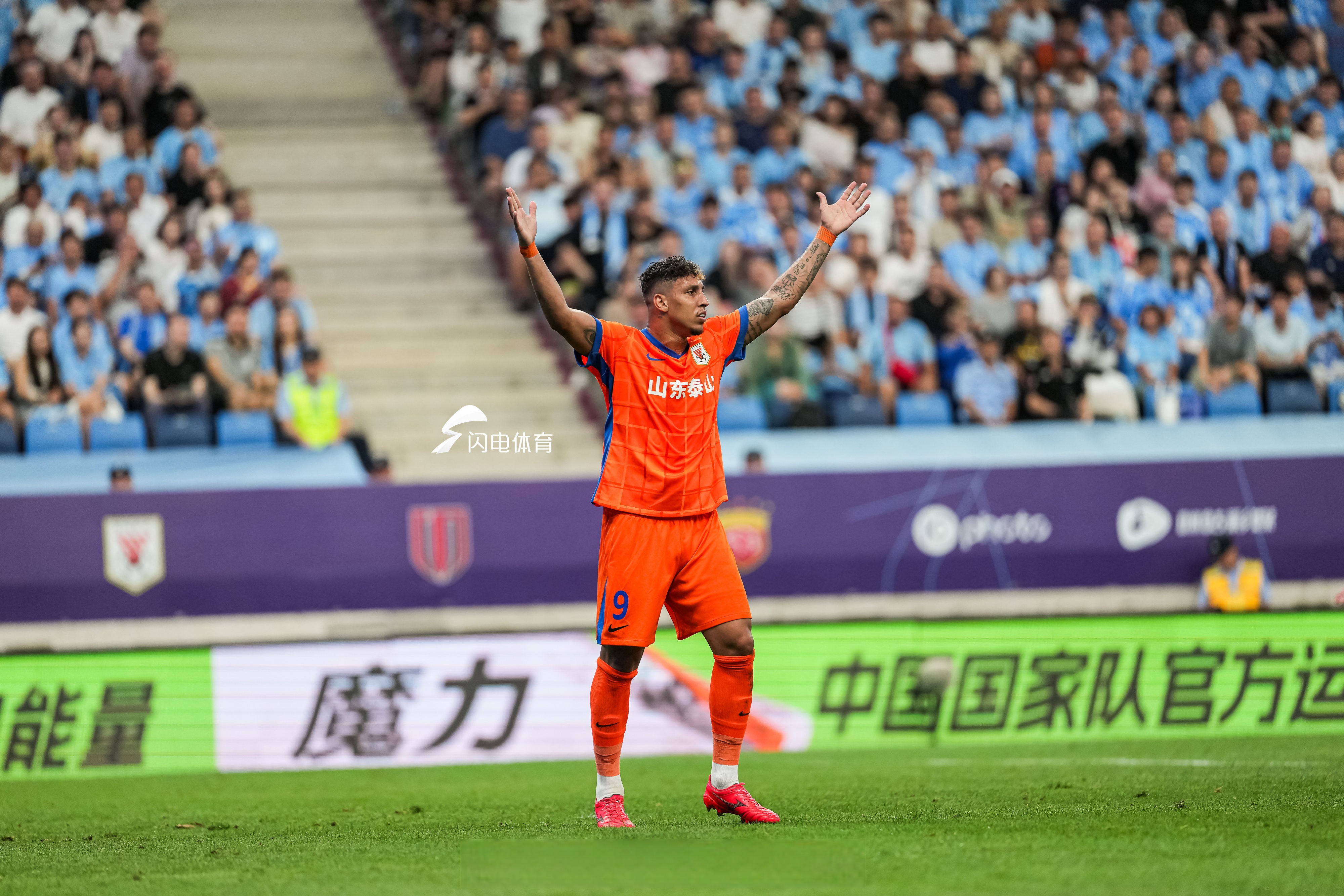 瓦拉内头领冲锋，皇家社会大获全胜领跑