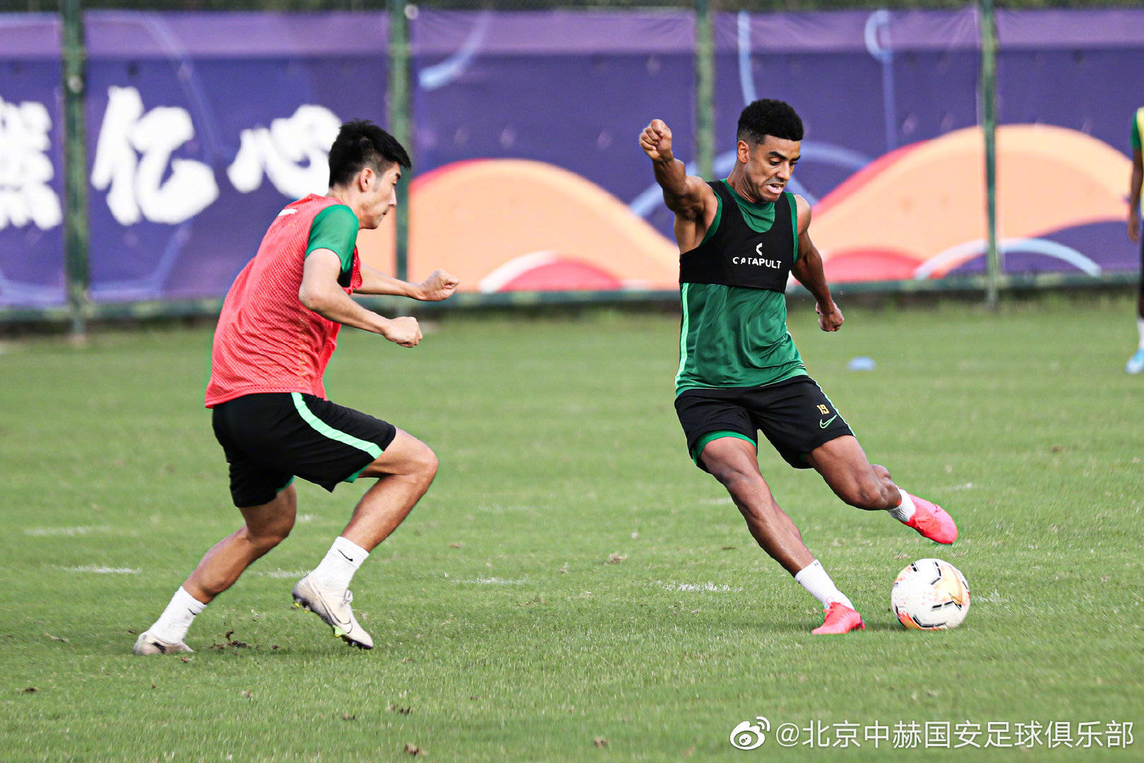 关于全心备战的夏尔克04球员，势不可挡的信息