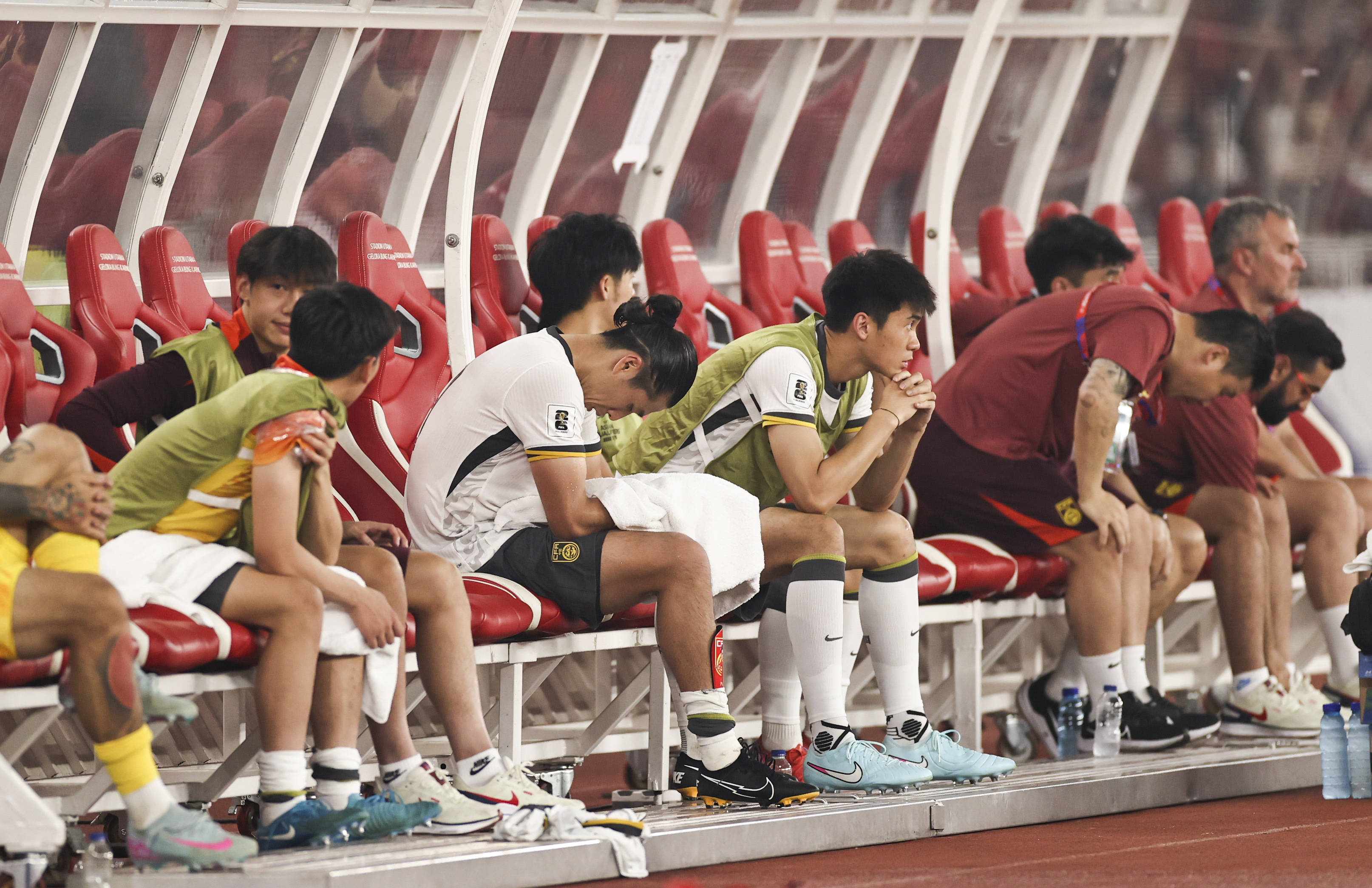 国内足球职业联赛战况激烈，球迷观赛兴奋的简单介绍